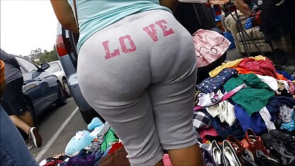 Le gars enlève la virginité d'une jeune femme maigre porno machine hd