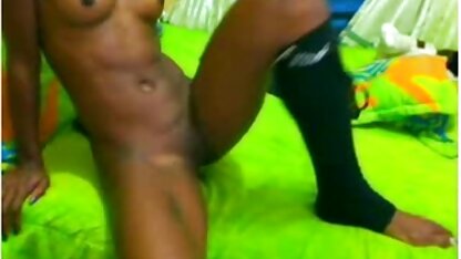 Nymphe avec filme erotice hd 2018 de petits seins en prenant dans la bouche et en livrant du pus