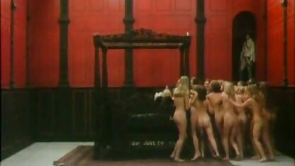 Masochiste cire corps nu avec des porno good hd bougies allumées