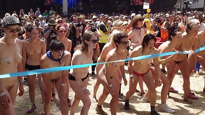 Beau féroce filme porbo gratis baisait deux filles dans le grand lit