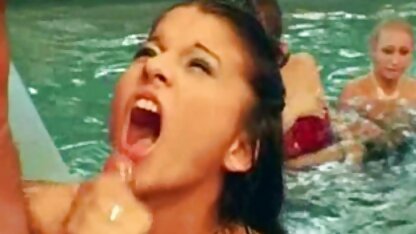 Zoyka soufflant loin dans sauna porno hd les toilettes.