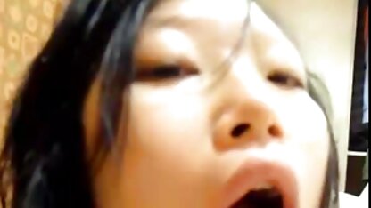 Brunette masser un membre avec ses tate mari gratis mains.