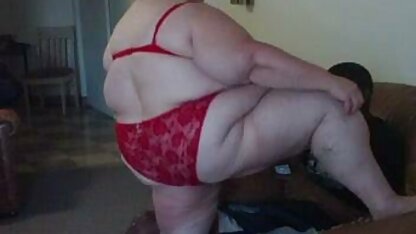 Femme passionnée hd mam porno dans des vêtements saupoudrés de miel au milieu du champ