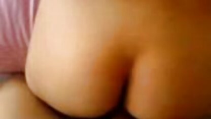 Une femme en latex taquinant un serveur et stream porn complet le détruisant un membre de
