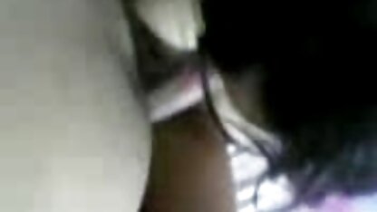 Filles sex porno film video blanches lécher les mamelons et le vagin des femmes noires.