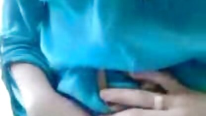Une watch porno film femme noire en vêtements dans cette belle aurait des relations sexuelles avec son petit ami sur le canapé
