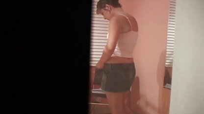 Fille avec des lunettes baise elle-même avec un puissant retube xxl vibrateur