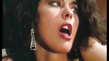 Luxueux filme erotice 720 pute avec le butin d'une belle bite ronde