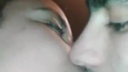 Ouzbek avec de petits seins posant nue et le porno hd 25 vagin caressant