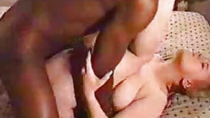 Lesbienne jeune brunette faire cunnilingus et doux rasée hd porno e chattes