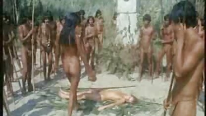 Assis sur les toilettes, fille fait son porno hd gold ami lécher son vagin