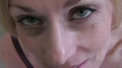 Le jeune homme a soufflé une femme plus âgée dans des lunettes et du sperme dans sa chatte porno hd 16