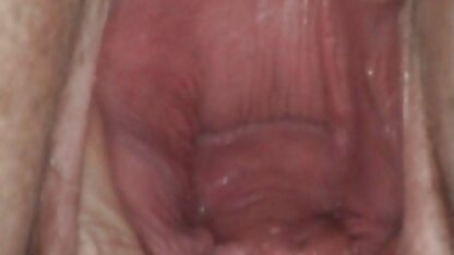 Proshmandovka fait une fellation à un homme qui s'inquiète petit hd porno dans la cabine qu'il a changé