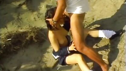 Les filles russes discutent et montrent des analporno film seins