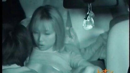 Tselka masturbare pizde montre ses seins sans enlever sa culotte devant la webcam