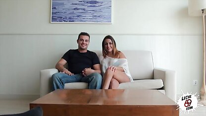 Magnifique femme lesbienne xxx hd en cuir noir de 19 ans suce une grosse bite noire