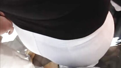 Blonde Sexy en culotte rouge et bas noirs caressant le video xxx hd gratuite vagin