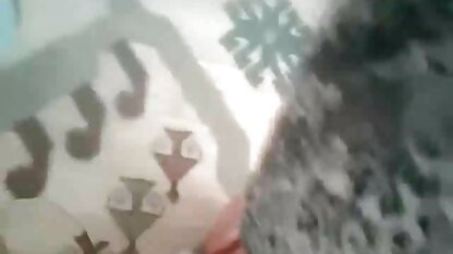 Après film porno complet hd avoir inséré le membre dans le trou dans le mur, l'homme lui a donné de sucer une jolie fille
