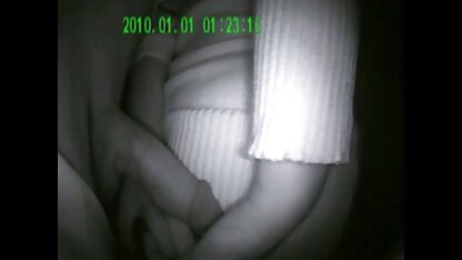 Fille chaude en corset filmulete hot et bas se masturbe avec un puissant vibrateur