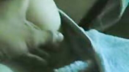 Un esclave est masqué léchant filmeporno gratis cu mature les jambes minces de la femme