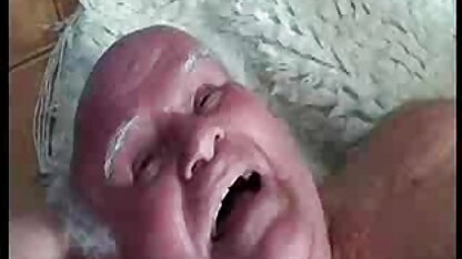 La blonde domine et baise un nerd avant la séance. filme porno hd full