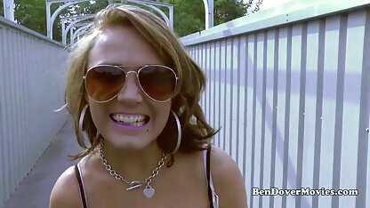 L'apparence personnelle d'une fille sexy en robes alina plugaru gratis blanches