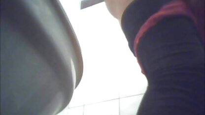 Filles nues portant la casquette de cadre droit au bas du phallus masculin isi fute cumnata in timp ce doarme