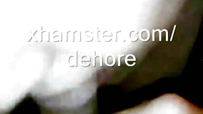 Une femme Balzac age tâtonner extra hd porno le pénis d'un homme entre les gros seins