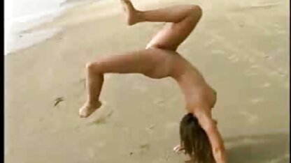 Mince fille porno hd 8k pose nue dans la rue et montre sa chatte à la caméra